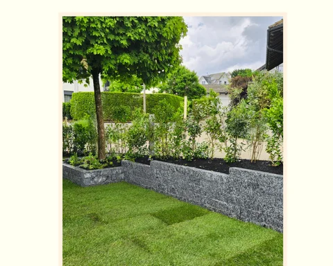 Gartenumbau mit neuem Rasen und Steinbegrenzung